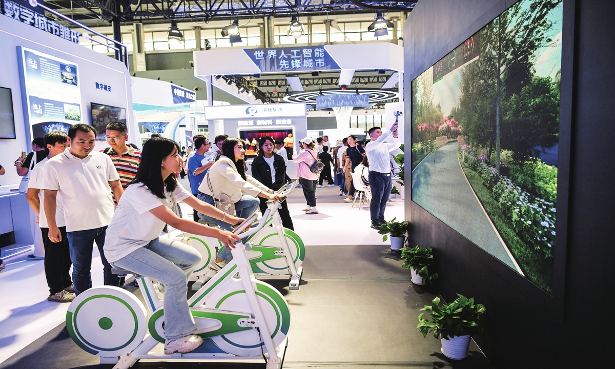 Visitors experience the green environment of the Xiong'an New Area through a simulated ride on September 7, 2023 at the ongoing China International Digital Economy Expo 2023 in Shijiazhuang, North China's Hebei Province.
Photo: cnsphoto
