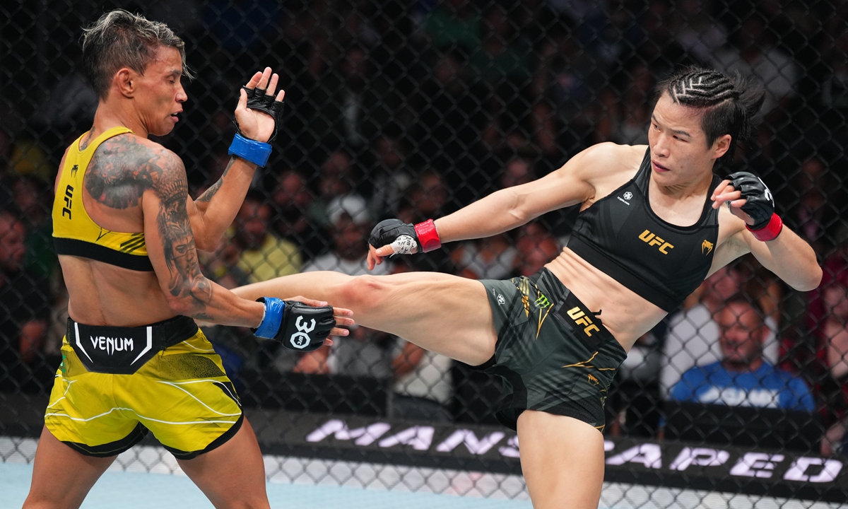 Zhang Weili (right) kicks Amanda Lemos of Brazil in the UFC strawweight championship fight on August 19, 2023 . Photos: VCG