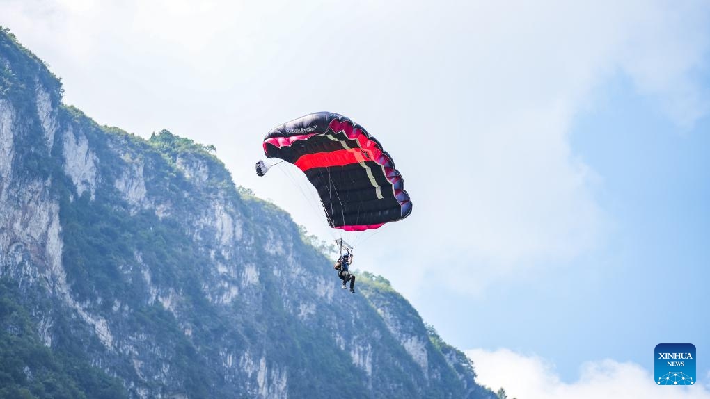 Shalom Kachlon from Israel takes part in the 2023 International High Bridge Extreme Sports Invitational Tournament in Liupanshui, southwest China's Guizhou Province, Sept. 7, 2023. A total of 25 athletes from 11 countries and regions, including Italy, France, Canada and the United States, came to China's Beipanjiang Bridge to participate in the 2023 International High Bridge Extreme Sports Invitational Tournament.(Photo: Xinhua)