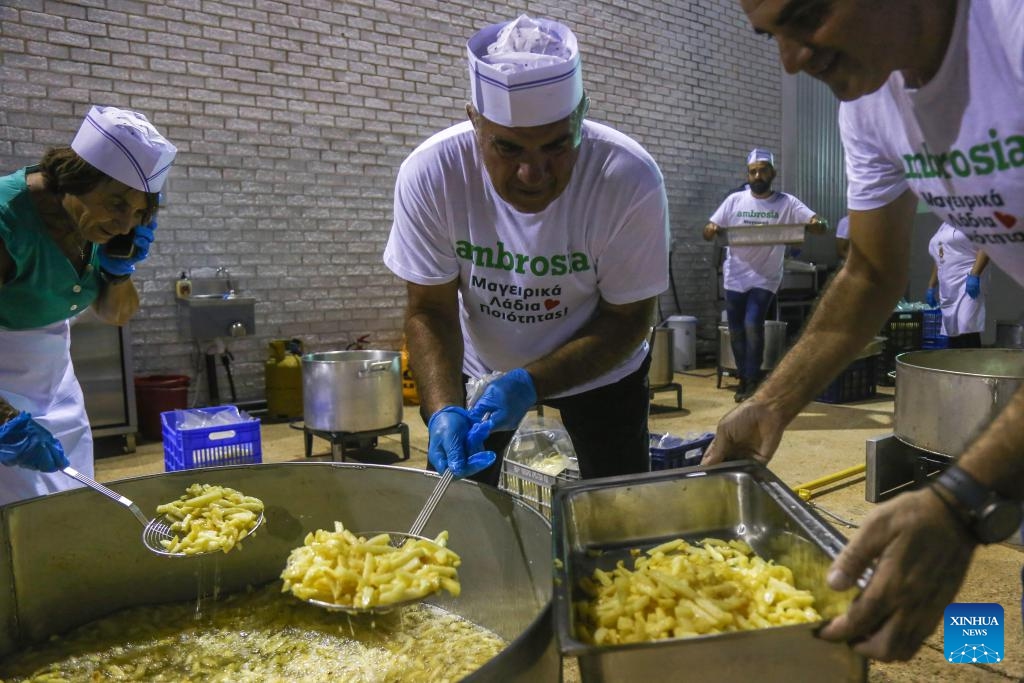 People cook potato chips during an international potato festival in the village of Xylofagou, Cyprus, on Sept. 7, 2023. An international potato festival kicked off on Thursday in the village of Xylofagou, which is renowned for its potato production.(Photo: Xinhua)