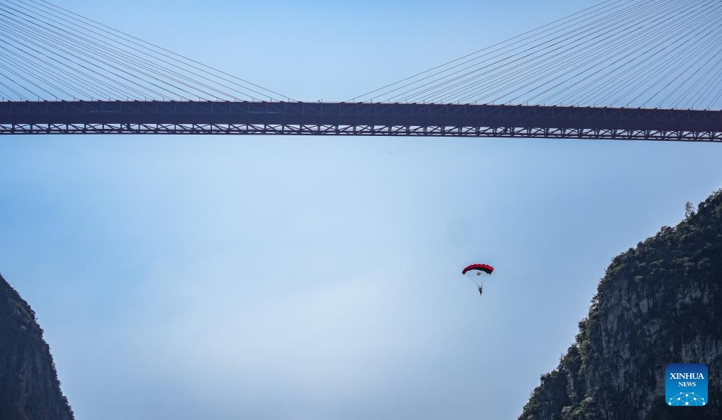 An athlete takes part in the 2023 International High Bridge Extreme Sports Invitational Tournament in Liupanshui, southwest China's Guizhou Province, Sept. 7, 2023. A total of 25 athletes from 11 countries and regions, including Italy, France, Canada and the United States, came to China's Beipanjiang Bridge to participate in the 2023 International High Bridge Extreme Sports Invitational Tournament.(Photo: Xinhua)