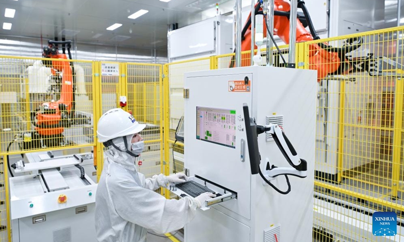 A staff member operates intelligent production equipment at a workshop of SVOLT Energy Technology Co., Ltd. in Yancheng, east China's Jiangsu Province, Sept. 8, 2023. Yancheng has boosted green and low-carbon development by advancing new energy industries such as wind and photovoltaic power in recent years. Photo: Xinhua