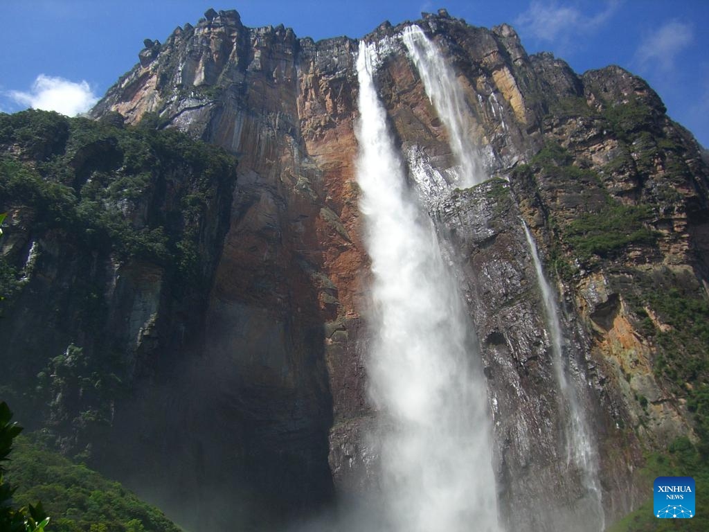 This photo shows Angel Falls, the world's tallest waterfall, in Venezuela. Venezuela lies along South America's Caribbean coast, bordering Brazil, Colombia and Guyana. The country has rich mineral resources and its oil and gas reserves rank among the top worldwide.(Photo: Xinhua)