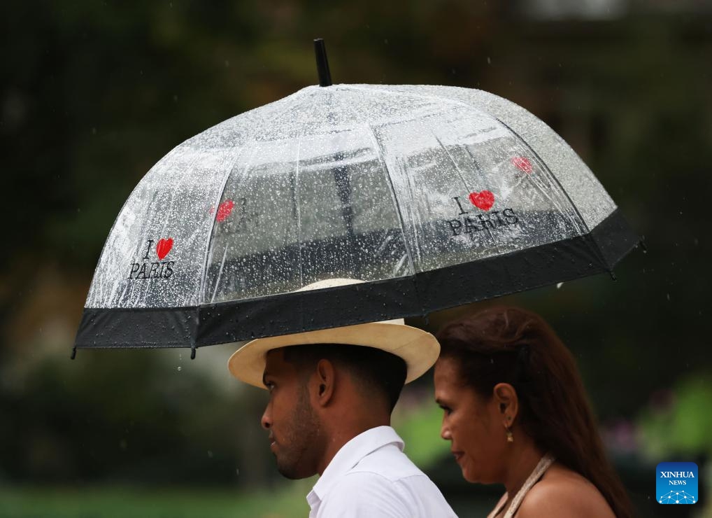 Tourists walk in the rain in Paris, France, Sept. 12, 2023.(Photo: Xinhua)