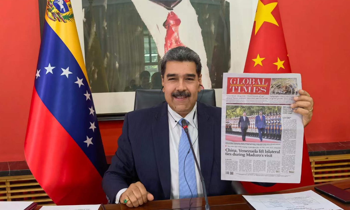 Venezuelan President Nicolas Maduro Moros, on September 14, 2023, shows a copy of Global Times newspaper with the front page story about his visit to China. Photo: Yang Sheng/GT