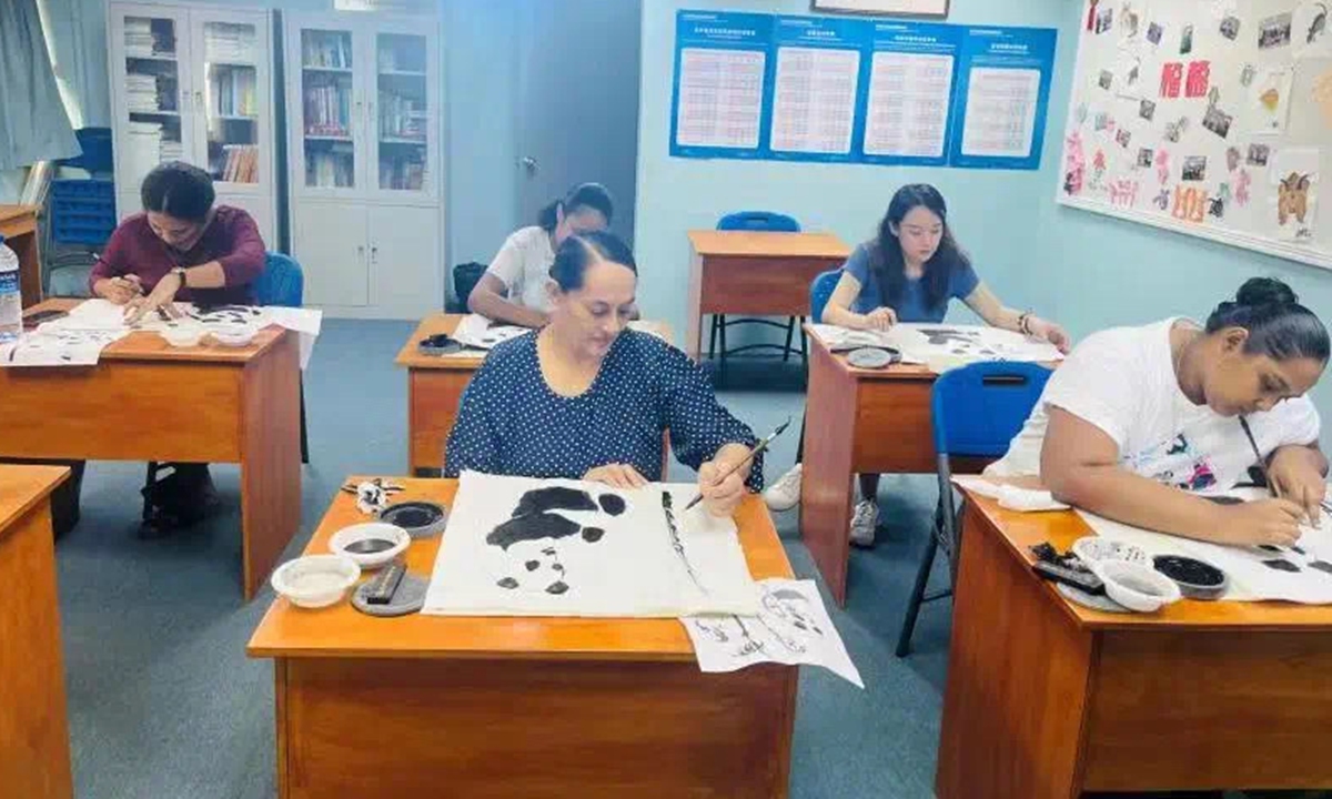 Chinese painting class at the Confucius Institute of the University of the South Pacific in Fiji Photo: Courtesy of Confucius Institute at the USP