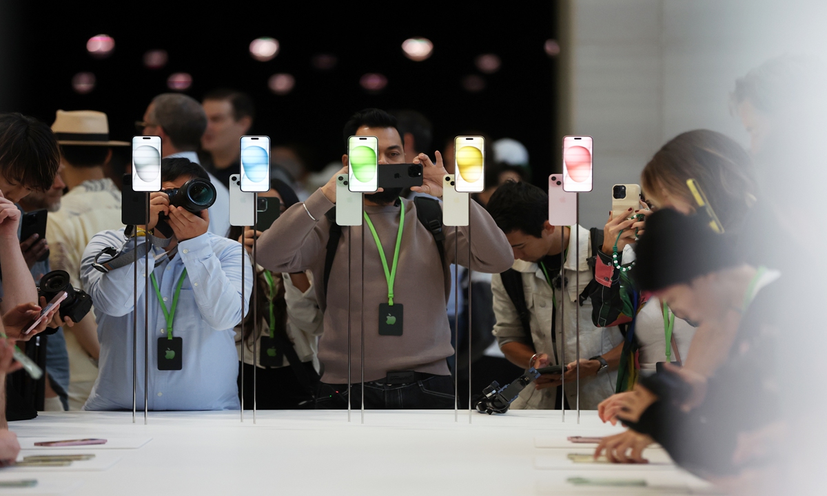 Attendees look at brand new Apple products during an Apple event on September 12, 2023 in Cupertino, California. Photo: VCG 