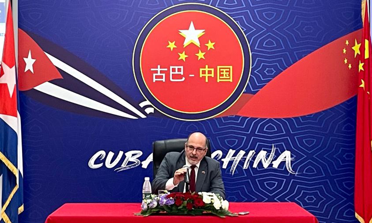 L’ambassadeur de Cuba en Chine, Alberto J. Blanco Silva, prend la parole lors d’une conférence de presse le 13 septembre 2023. Photo : Xinhua