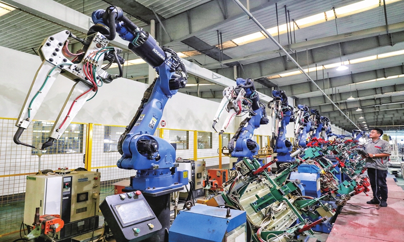 A staff member manages intelligent robots that are carrying out production in a workshop in Zhangjiagang, East China's Jiangsu Province on September 14, 2023. The company has been stepping up innovation by importing more than 300 sets of equipment, aiming to further elevate production efficiency and high-quality development. Photo: VCG