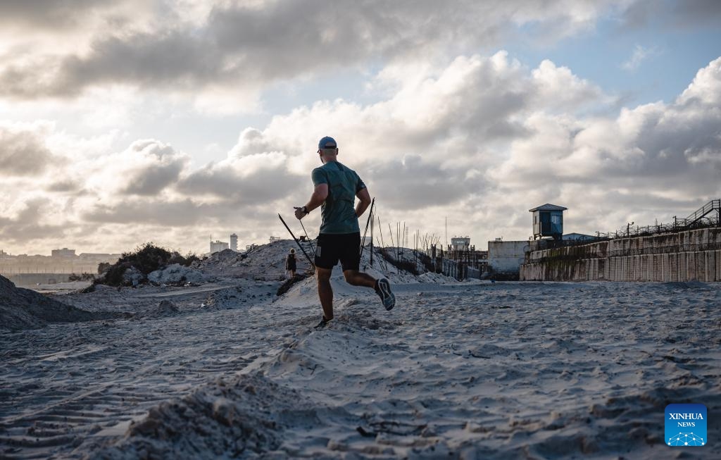 A jogger runs at the seaside in Mogadishu, Somalia, on Sept. 12, 2023(Photo: Xinhua)