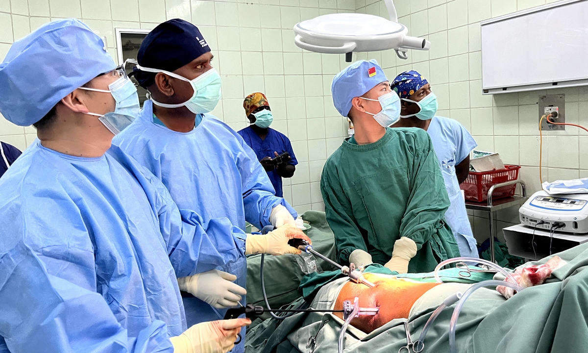 Urologist Xiao Yuehai (left) guides local doctors in the Solomon Islands to conduct a laparoscopic surgery in July 2023. Photos: Courtesy of the second group of Chinese medical workers dispatched to the Solomon Islands