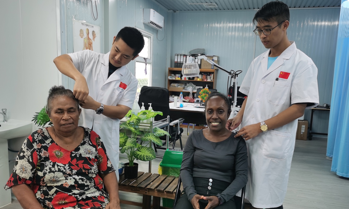 Doctor Jack Lei (left) performs acupuncture on a Solomon Islands womanworkers dispatched to the Solomon Islands. Photos: Courtesy of the second group of Chinese medical workers dispatched to the Solomon Islands