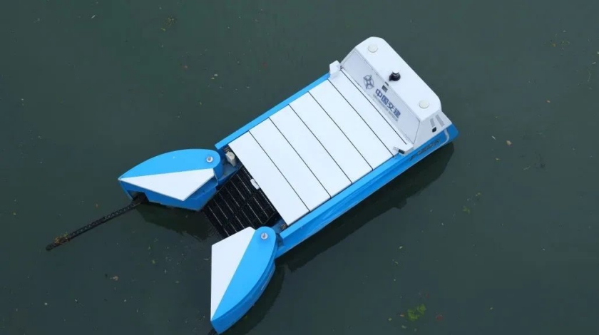 An intelligent robot cleaner operates on the Jinjiang River, Xiahexin village, southeast of Chengdu, Sichuan Province. Photo: Global Times Online