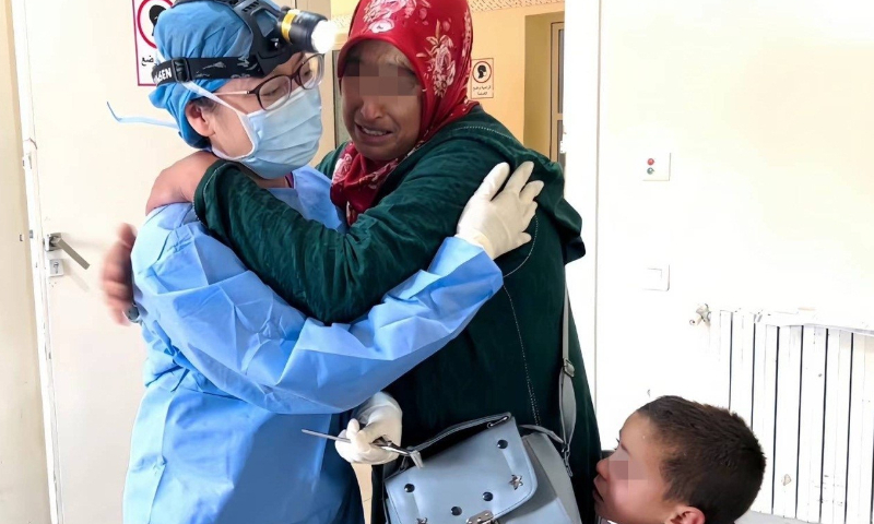 A Moroccan patient hugs Yu Yuejin and expresses her gratitude. Photo: Courtesy of Yu