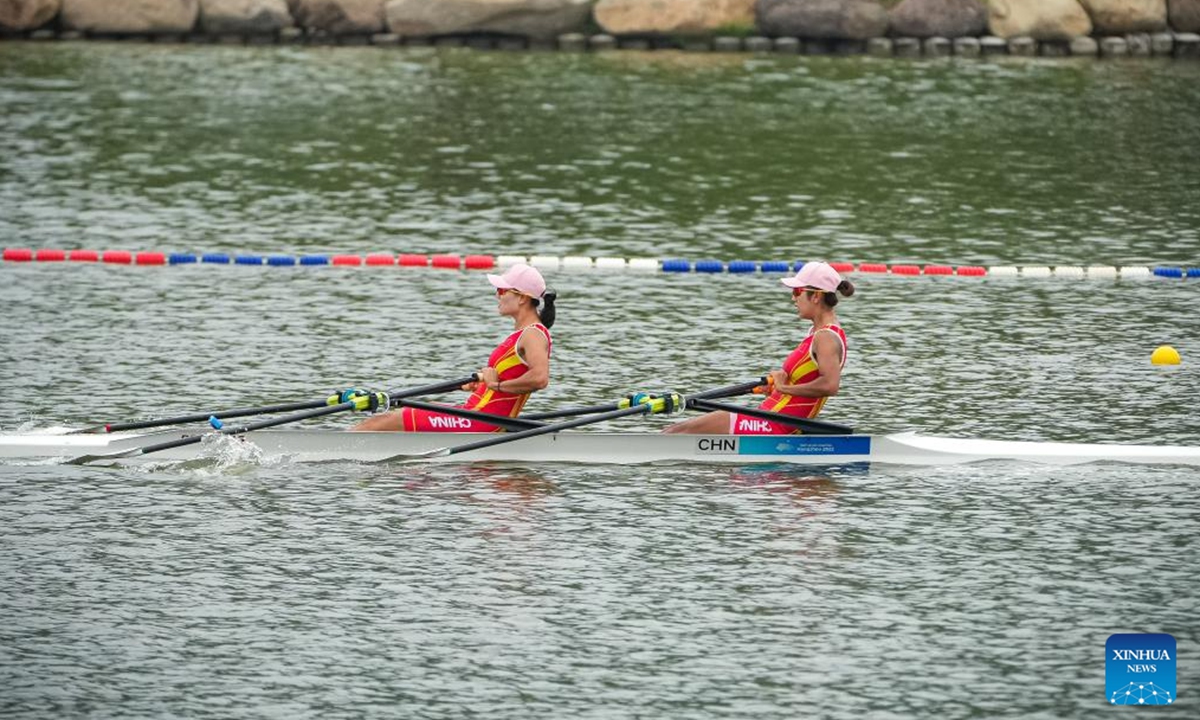 China's Lu Shiyu (R) and Shen Shuangmei compete during the Women's Double Sculls Heat of rowing at the 19th Asian Games in Hangzhou, east China's Zhejiang Province, Sept. 20, 2023. (Xinhua/Jiang Han)








