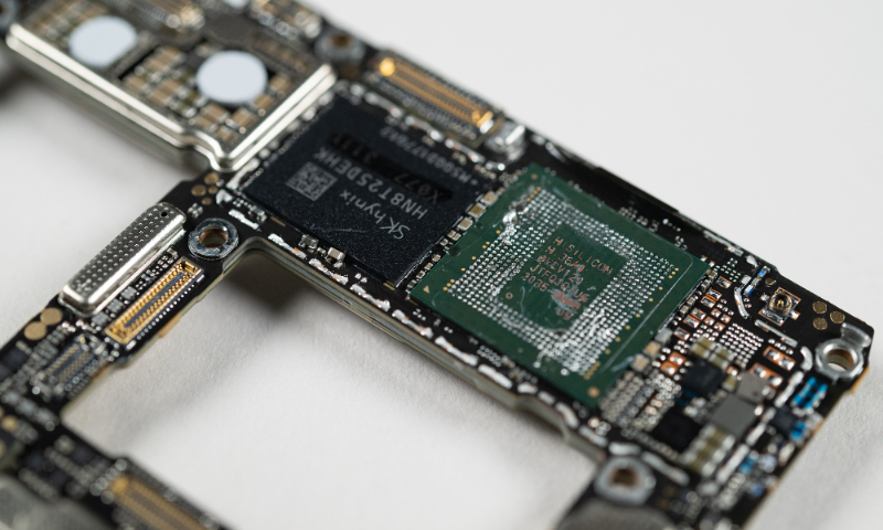 A Kirin 9000s chip made in China by Semiconductor Manufacturing International Corp (SMIC) inside a Huawei Mate 60 Pro smartphone Photo: VCG