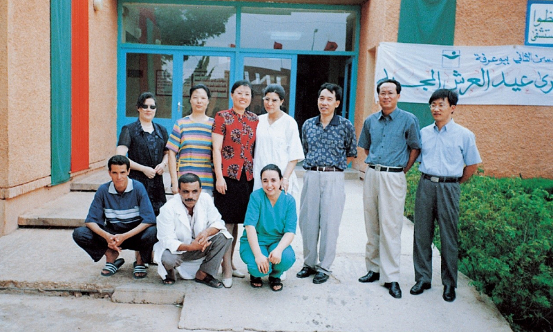 Sun Meifang (3rd from left, back row) and other Chinese medical staffers pose with their Moroccan peers. Photo: Courtesy of the Shanghai Eighth People’s Hospital