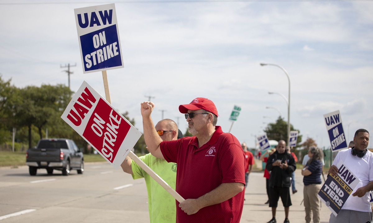 United Auto Workers members strike at the Ford Michigan Assembly Plant on September 16, 2023 in Wayne, Michigan. Photo: AFP