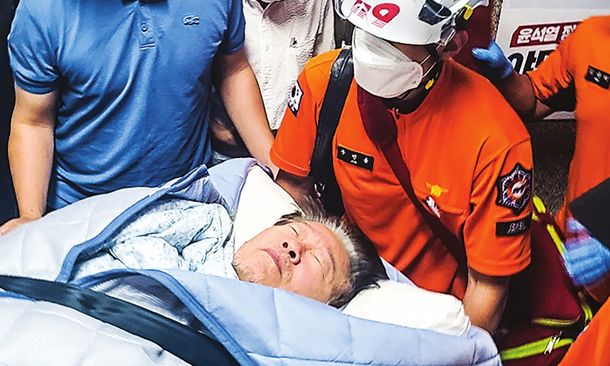 Lee Jae-myung (center), leader of the main opposition Democratic Party of Korea, is transferred to a nearby hospital in Seoul by paramedics on the 19th day of his hunger strike on September 18, 2023. Photo: VCG