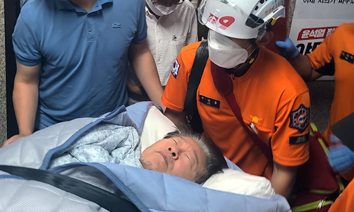 Lee Jae-myung (center), leader of the main opposition Democratic Party of Korea, is transferred to a nearby hospital in Seoul by paramedics on the 19th day of his hunger strike on September 18, 2023, while prosecutors sought an arrest warrant for him over corruption allegations. Lee began the protest on August 31, citing reasons including the South Korean government's economic mismanagement and the failure to oppose Japan's dumping of the Fukushima nuclear-contaminated water into the ocean. Photo: VCG