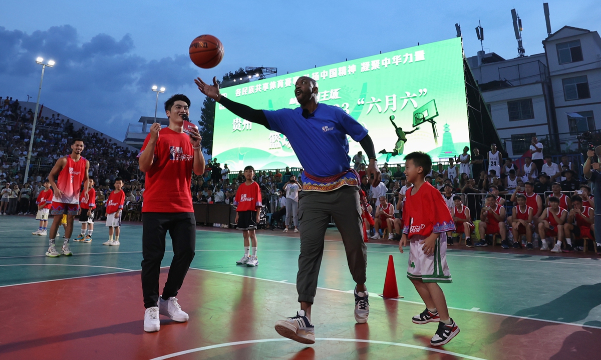 Former NBA star Stephon Marbury interacts with fans in Taipan village, Southwest China's Guizhou Province in July. Photo: VCG