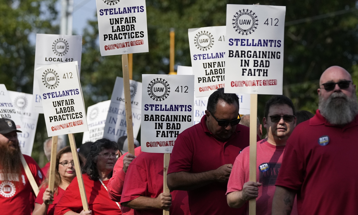 

United Auto Workers march outside the Stellantis North American Headquarters, on September 20, 2023, in Auburn Hills, Michigan. General Motors and Stellantis announced fresh layoffs on the same day that they blamed damage on the United Auto Workers strike, making the labor standoff more tense just two days before the union was expected to call for new walkouts. Photo: VCG