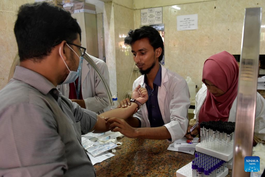 A medical worker collects a blood sample of a man for test of dengue at a hospital in Dhaka, Bangladesh, Sept. 18, 2023. Bangladesh reported 3,084 new dengue cases and 17 new deaths on Monday, taking the tally to 170,768 and the death toll to over 800 so far this year, the Directorate General of Health Services (DGHS) under the Ministry of Health said.(Photo: Xinhua)