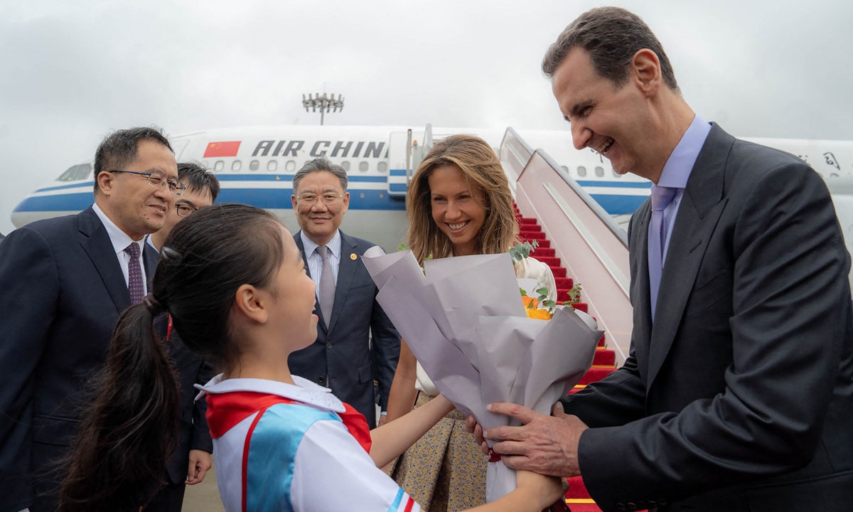 A handout picture released by the official Syrian Arab News Agency shows Syrian President Bashar al-Assad and First Lady Asma al-Assad being welcomed upon their arrival at the airport in Hangzhou, capital city of east China's Zhejiang Province, on September 21, 2023. Photo: VCG