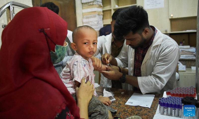 A medical worker collects a blood sample of a boy for test of dengue at a hospital in Dhaka, Bangladesh, Sept. 18, 2023. Bangladesh reported 3,084 new dengue cases and 17 new deaths on Monday, taking the tally to 170,768 and the death toll to over 800 so far this year, the Directorate General of Health Services (DGHS) under the Ministry of Health said.(Photo: Xinhua)