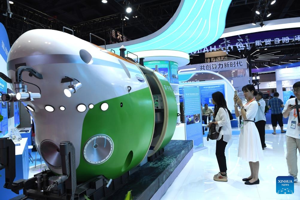 People learns about China's deep-sea manned submersible Fendouzhe (Striver) during the 20th China-ASEAN Expo at Nanning International Convention and Exhibition Center in Nanning, capital of south China's Guangxi Zhuang Autonomous Region, Sept. 19, 2023. The expo opened to the public on Tuesday.(Photo: Xinhua)