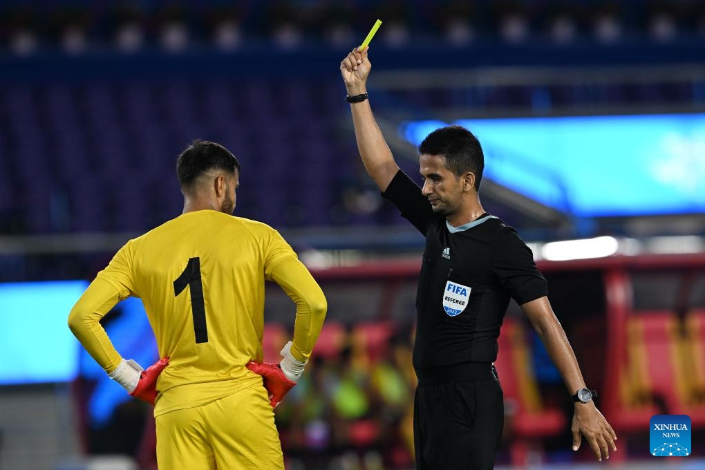 Referee shows a yellow card to India's goalkeeper Gurmeet (L) during the men's football group A first round match between China and India at the 19th Asian Games in Hangzhou, east China's Zhejiang Province, Sept. 19, 2023.(Photo: Xinhua)
