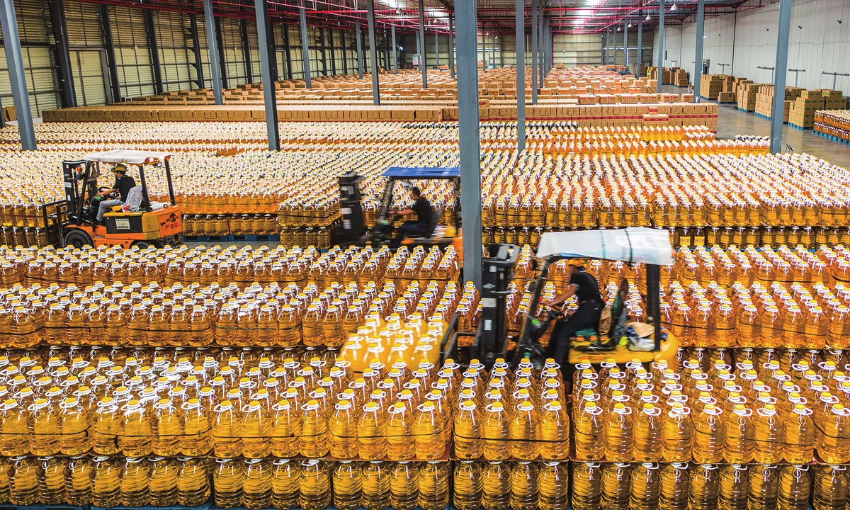 Workers are busy loading and unloading edible oil at a grain, oil and food company in Nantong, East China's Jiangsu Province on September 19, 2023. As the Mid-Autumn Festival and National Day holidays approach, the city's food enterprises are rushing to fill orders to ensure market supply during the holidays. Photo: VCG