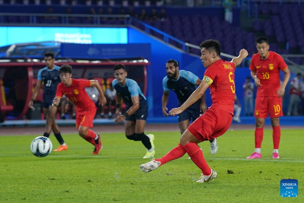 Zhu Chenjie (Front) of China shoots during the men's football group A first round match between China and India at the 19th Asian Games in Hangzhou, east China's Zhejiang Province, Sept. 19, 2023.(Photo: Xinhua)