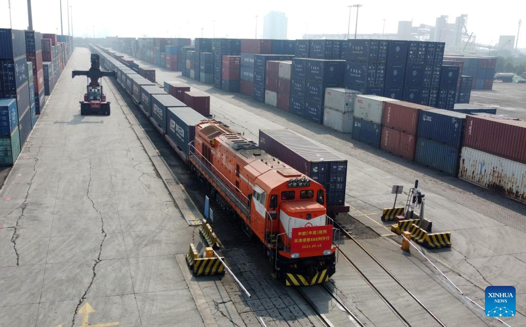 This aerial photo shows a freight train bound for Ulan Bator, Mongolia, ready to depart from a station in Tianjin Port in north China's Tianjin, Sept. 18, 2023. Since the beginning of this year, north China's Tianjin Port has seen nearly 500 China-Europe and China-Central Asia freight train trips. The freight train service is of great significance to further promote the coordinated development of the international logistics in the Beijing-Tianjin-Hebei region.(Photo: Xinhua)