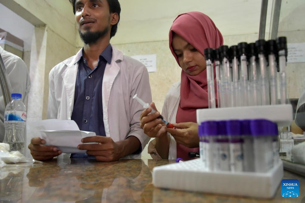A medical worker processes blood samples of patients for test of dengue at a hospital in Dhaka, Bangladesh, Sept. 18, 2023. Bangladesh reported 3,084 new dengue cases and 17 new deaths on Monday, taking the tally to 170,768 and the death toll to over 800 so far this year, the Directorate General of Health Services (DGHS) under the Ministry of Health said.(Photo: Xinhua)