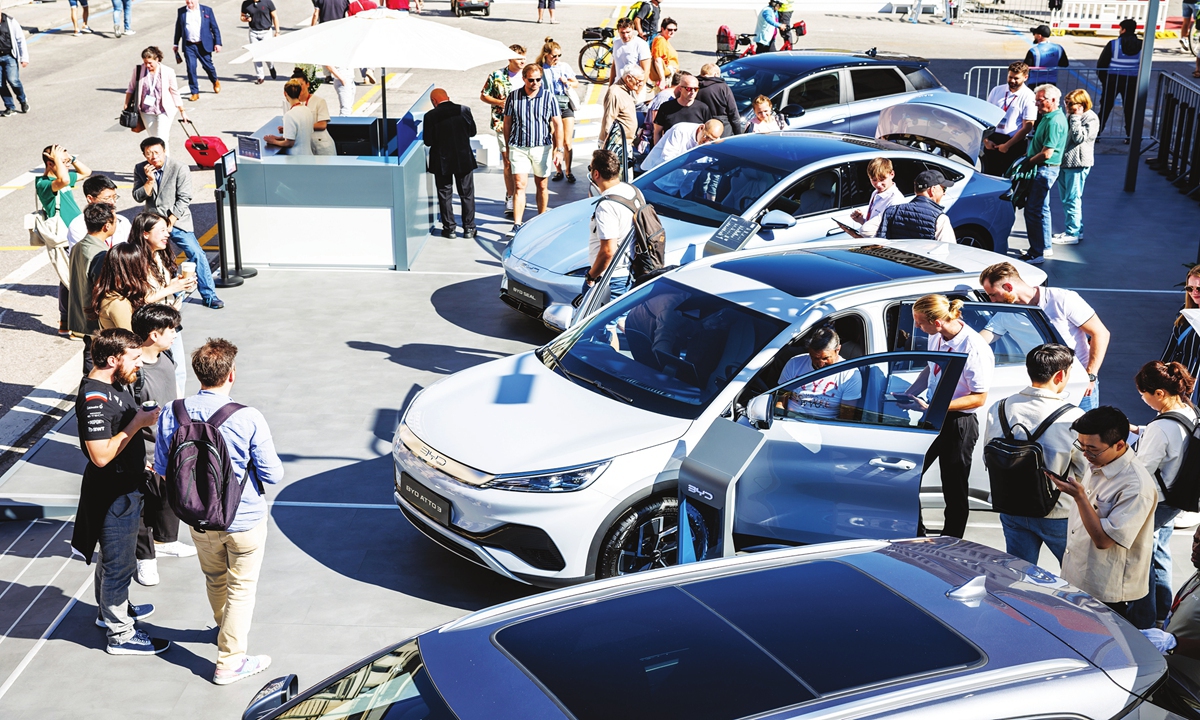 Visitantes inspetam veículos no estande da fabricante chinesa BYD no Open Space do salão automóvel IAA 2023 em Munique, Alemanha, em 5 de setembro de 2023. Foto: VCG