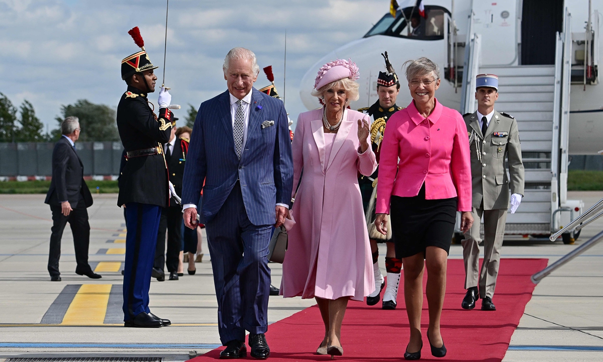 French Prime Minister Elisabeth Borne (right) greets the UK's King Charles III and Queen Camilla (center) on their arrival at Orly Airport in Paris on September 20, 2023, on the first day of a state visit to France. King Charles III and his wife Queen Camilla are on a three-day state visit to France meant to highlight the friendship between the two countries with great pomp. Photo: VCG