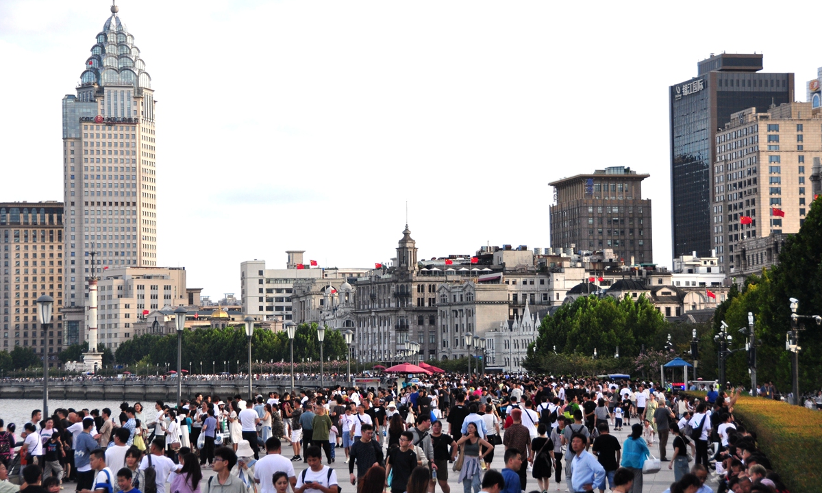 Crowds of tourists flock to the Bund and Nanjing Road pedestrian street in Shanghai on August 27, 2023. Photo: VCG