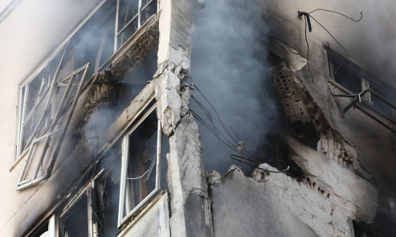 This photo taken on October 7, 2023 shows a building hit by a rocket in Tel Aviv, Israel. Photo: Xinhua