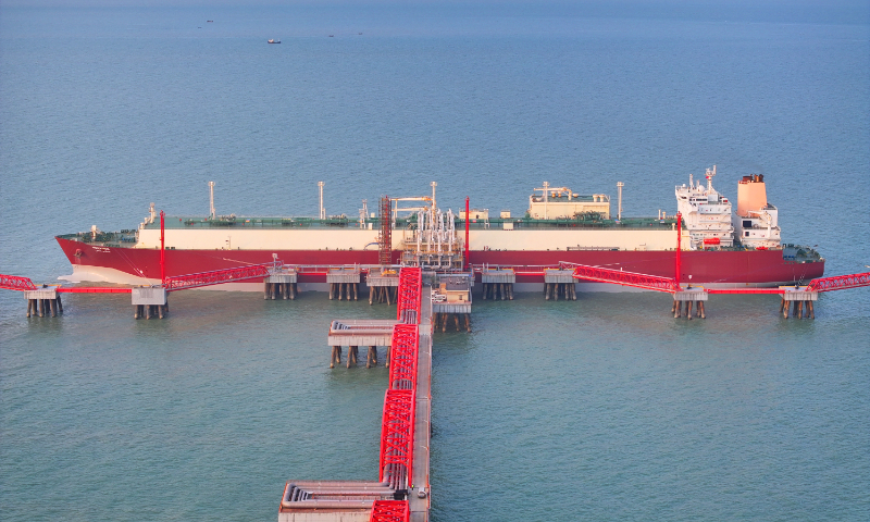 A cargo ship loaded with liquefied natural gas (LNG) docks at an LNG receiving terminal of Yangkou Port, Rudong county in East China's Jiangsu Province, on October 24, 2023. So far this year, Rudong's LNG terminal at Yangkou Port has handled more than 5 million tons of LNG. Photo: cnsphoto
