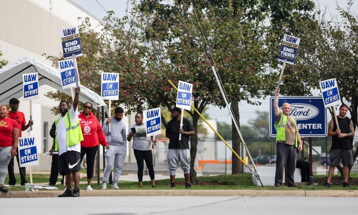 Auto workers take part in a strike outside a Ford assembly plant in the southern suburbs of Chicago, Illinois, the United States, on Sep 29, 2023. Photo:Xinhua