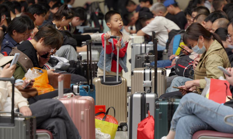Passengers wait to board trains at Zhengzhou East Railway Station in Zhengzhou, central China's Henan Province, Sept. 28, 2023. The Mid-Autumn Festival and National Day holiday period, which will last from Sept. 29 to Oct. 6 this year, is a peak travel and tourism season in China. (Xinhua/Li Jianan)