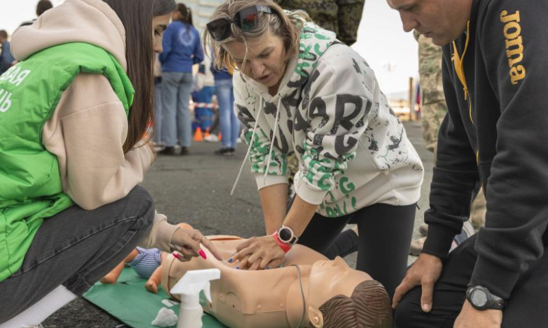 People learn cardiopulmonary resuscitation (CPR) at a first-aid skills competition in Vladivostok, Russia, Sept. 23, 2023.
The event was aimed at raising public awareness of first aid skills. (Photo by Guo Feizhou/Xinhua)