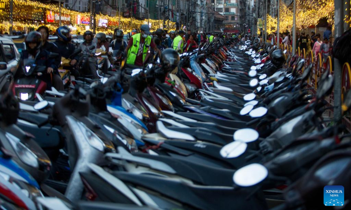 Shoppers are pictured at a market during the Dashain festival in Kathmandu, Nepal, Oct 19, 2023. Photo:Xinhua