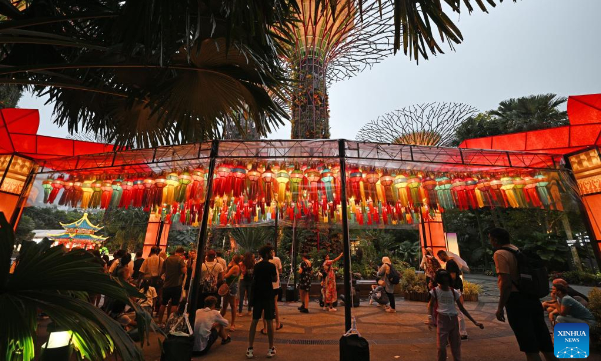 People visit the Mid-Autumn Festival lantern display held at Singapore's Gardens by the Bay on Sep 21, 2023. Photo:Xinhua
