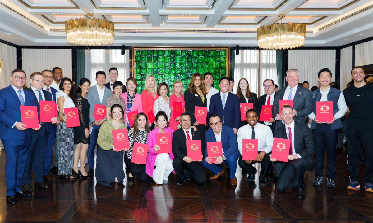 More than 20 expat advocates named as Shanghai’s “International Experience Ambassadors” pose for a group photo on September 28, 2023 when Shanghai launched the “International Services Shanghai: A Guide to Shanghai for Expats” handbook. Photo: Courtesy of the organizer