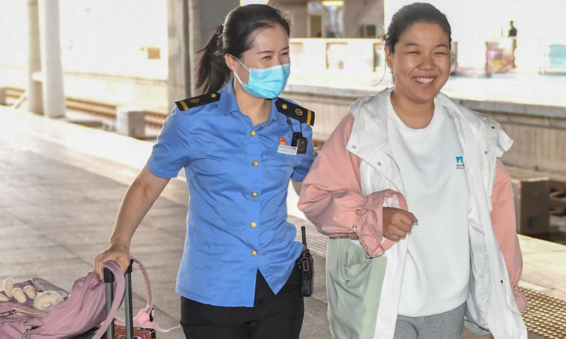 A staff member helps a visually impaired passenger at Changchun Railway Station in Changchun, northeast China's Jilin Province, Sept. 28, 2023. The Mid-Autumn Festival and National Day holiday period, which will last from Sept. 29 to Oct. 6 this year, is a peak travel and tourism season in China. (Xinhua/Zhang Nan)