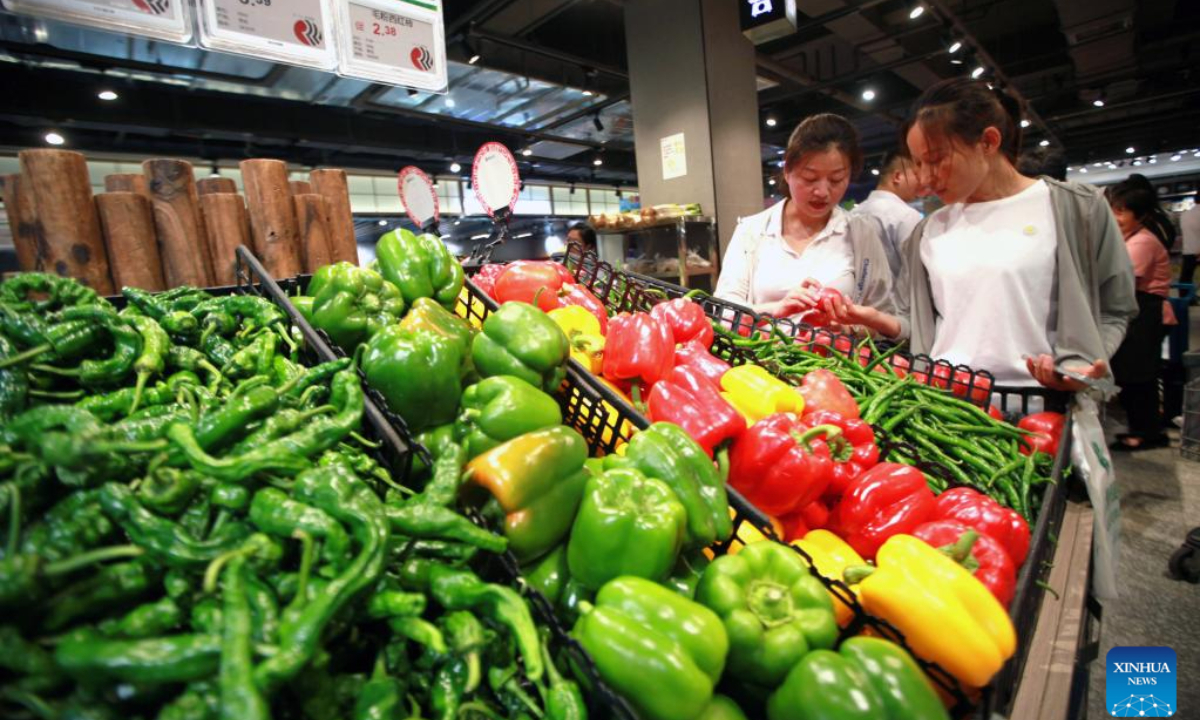 People select vegetables at a supermarket in Pingyi County, east China's Shandong Province, July 10, 2023. Photo:Xinhua
