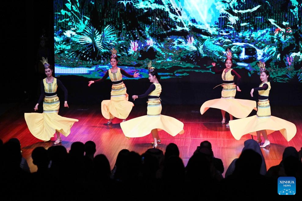 Chinese artists of an art troupe from Lincang City of southwest China's Yunnan Province perform in Capital Governorate, Kuwait, Sept. 19, 2023. The Kuwait Chinese Cultural Center held Tuesday its first show in Capital Governorate since its trial run. Chinese artists from Yunnan Province performed during the show, presenting the rich culture of ethnic minorities of Yunnan to the audience.(Photo: Xinhua)