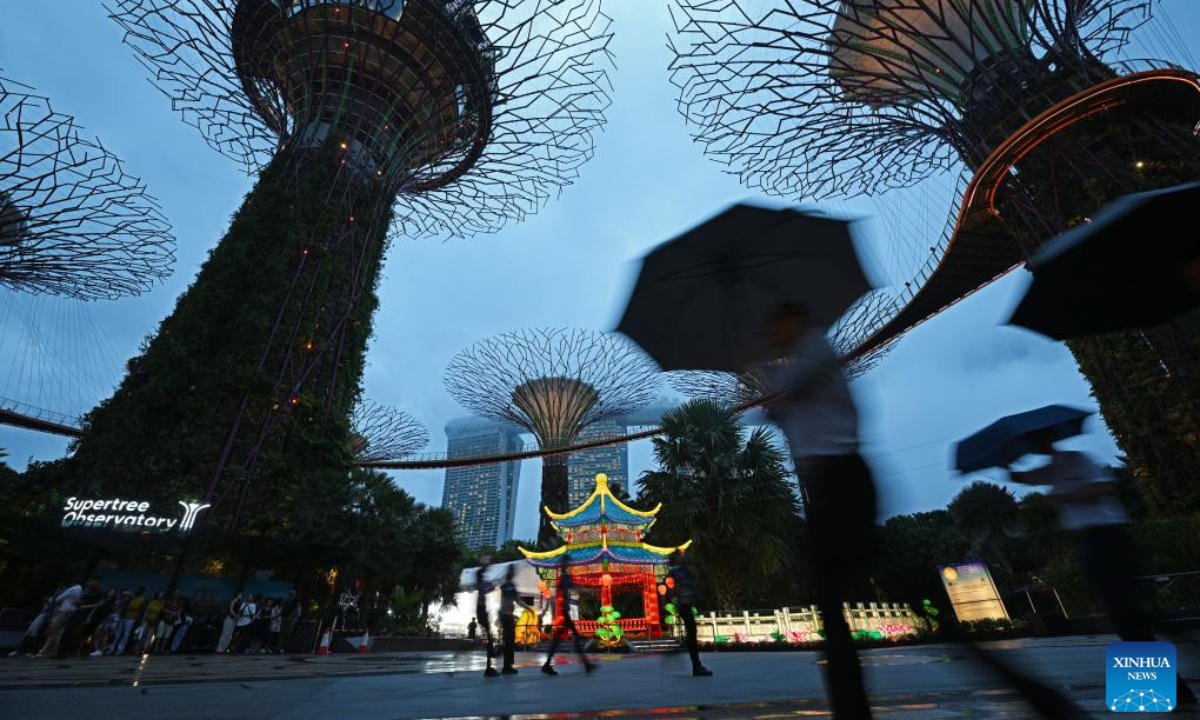 People visit the Mid-Autumn Festival lantern display held at Singapore's Gardens by the Bay on Sep 21, 2023. Photo:Xinhua